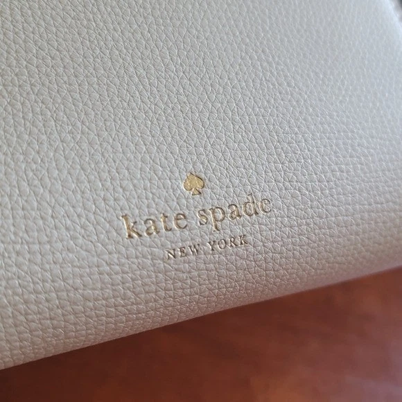 NUEVO CON ETIQUETAS Cartera mediana Phoebe rosa con apliques florales Turnlock cuero blanco #KK250 Foto 4 de 4