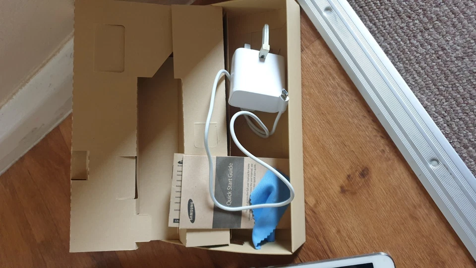 Samsung Galaxy Tab Pro SM-T320 8.4" Wi-Fi White 16GB Android Tablet with box - Image 2 of 4