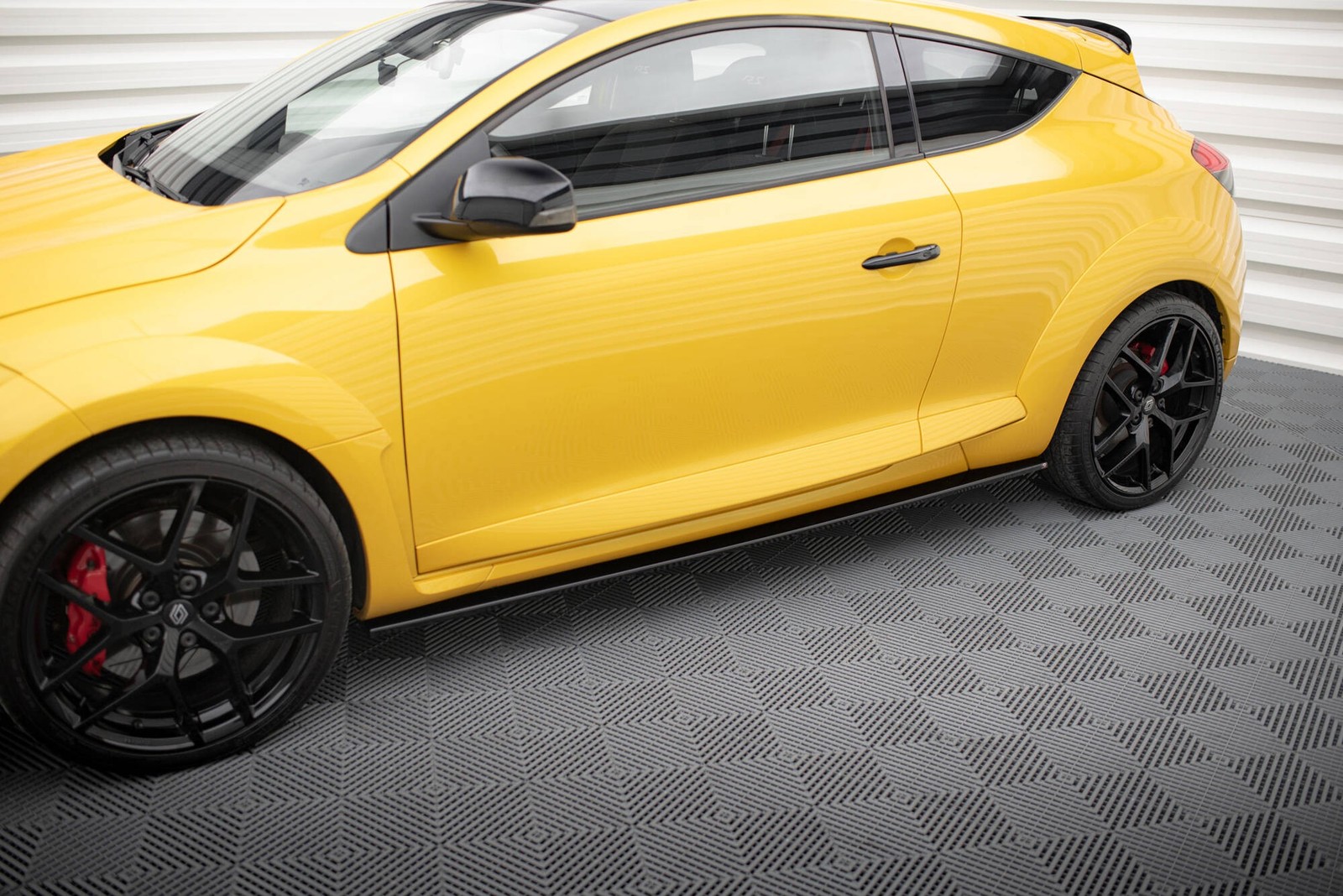 Megane 3 RS rajouts des bas de caisse Maxton noir brillant de style tuning sport