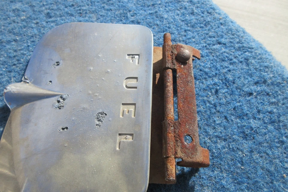1957 Buick Special Century FUEL DOOR WITH HINGE Foto 3 de 4