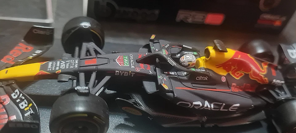Modellino F1 1:43 Red Bull RB18 2022 – Max Verstappen bburago - Immagine 3 di 4