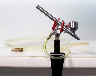 Iwata HP-C Airbrush + Halter+Extranadel mit Schleifpapier+Marken-Airbrush Farben