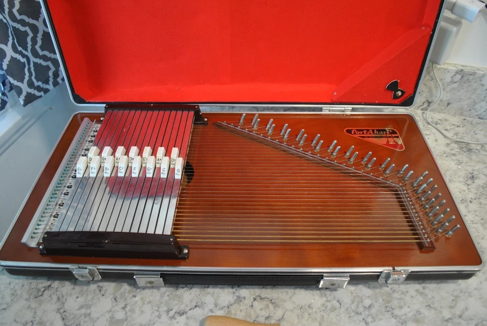 Nice Vintage  Rhythm Band PortAharp 15-Chord Attache Case Autoharp Port A Harp - Image 3 of 4