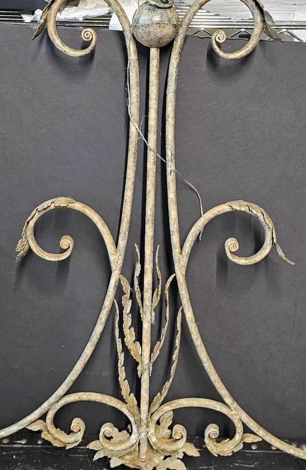 Antiguo candelabro rizado de hierro forjado de vidrio de leche de 2 hojas de luz 31"x34" gótico Foto 2 de 4