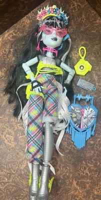 Mattel - Monster High Monster Fest Frankie Stein Fashion Doll Festival Outfit