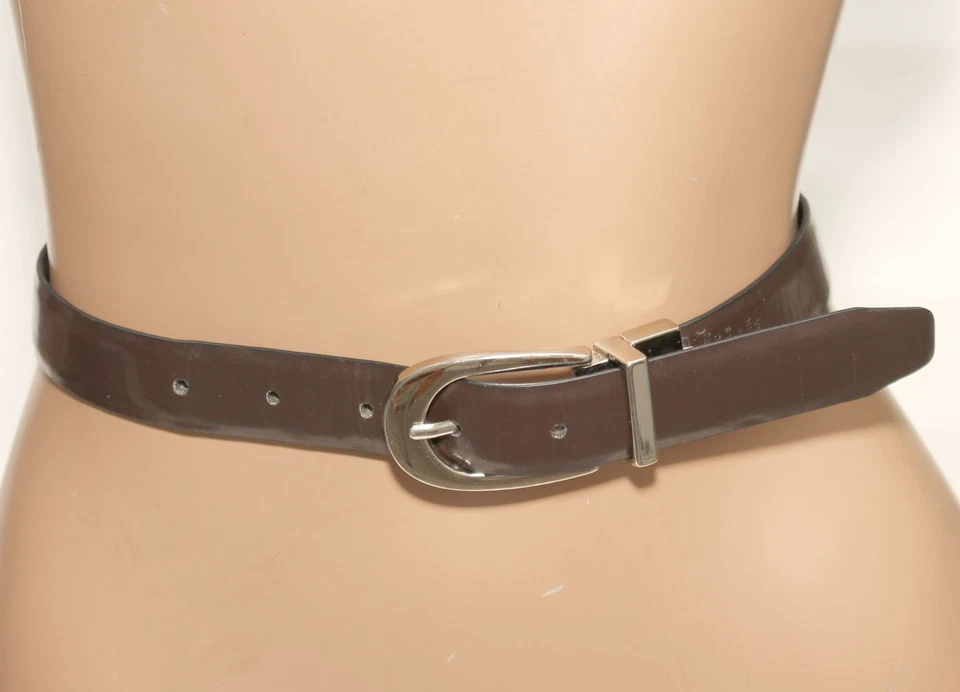 Cinto de couro sintético NINE WEST reversível preto/marrom - Tamanho P/M - 37" de comprimento - Imagem 2 de 4