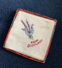Chusteczka z haftowaną podką i kwiatami w pudełku. szkocki vintage