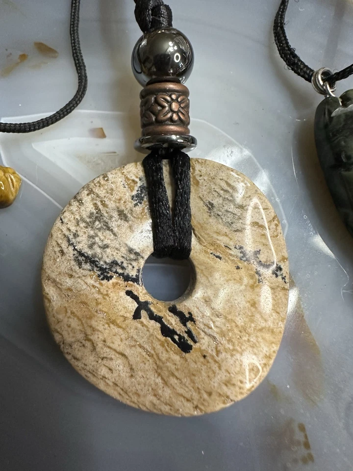 Lote De 3 Collares Colgantes Piedra Sobre Cordones Rana Disco Lobo Foto 3 de 4