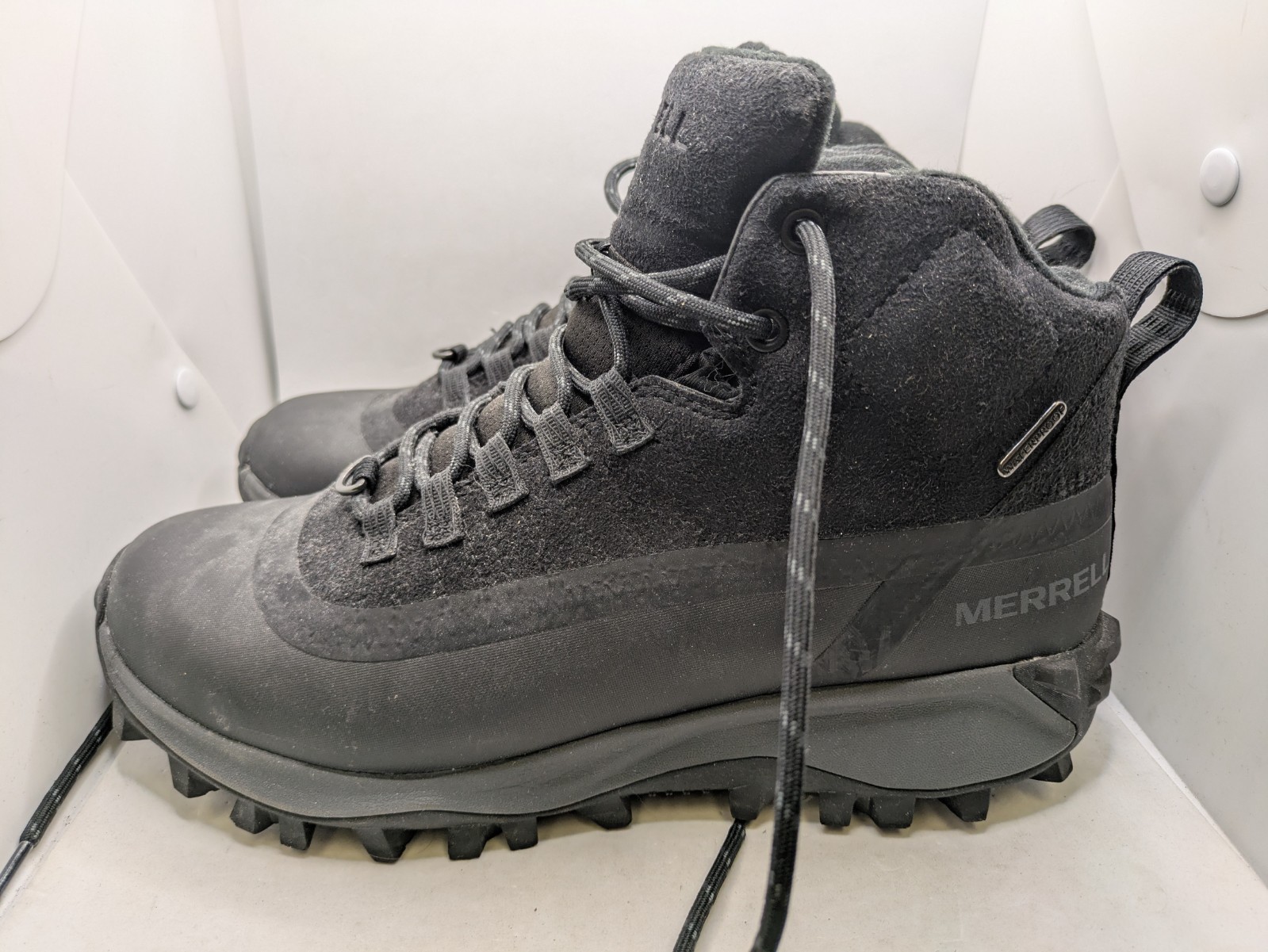 Men's Merrell Size 8 US Black Hiking High Top Shoes with Dr Scholls Inserts J19269