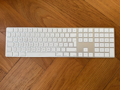 Apple Magic Keyboard mit Ziffernblock Deutsch  Weiß/silber Bluetooth Lightning