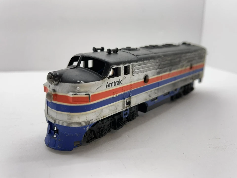 HO Scale #106 Amtrak Powered Diesel Locomotive Unbranded Needs Wheels - Image 3 of 4