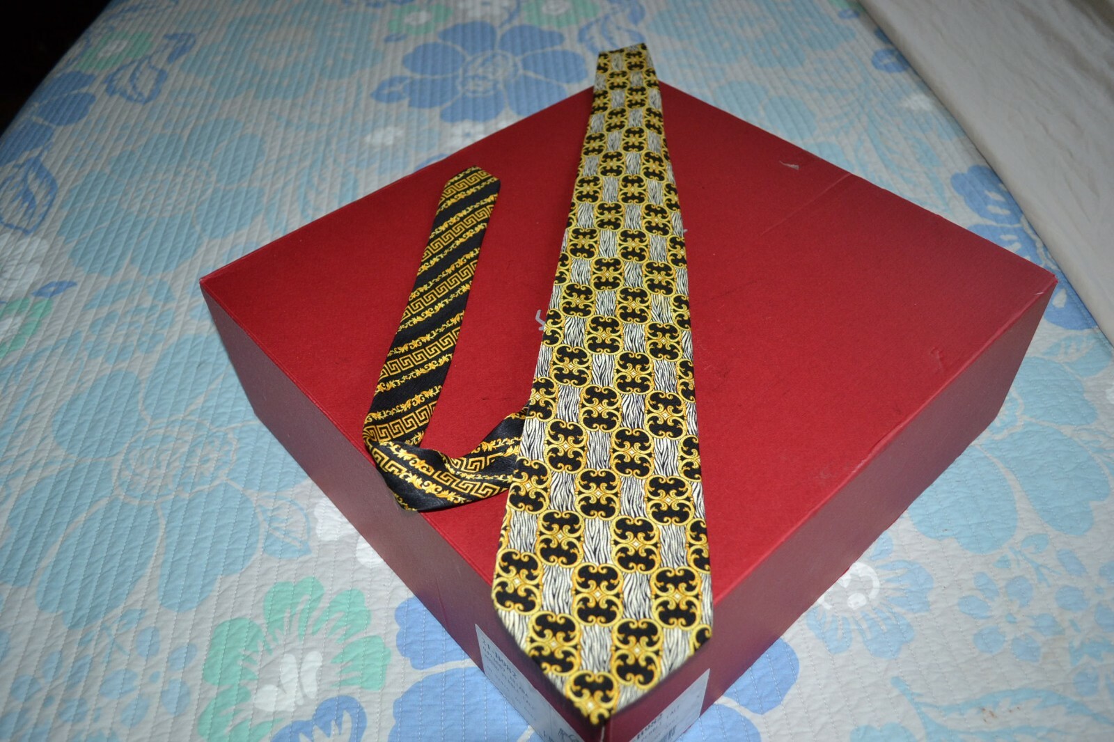 100 AUTH VERSACE TIE YELLOW w/ FUN MODERN GOLD CUR… Gem