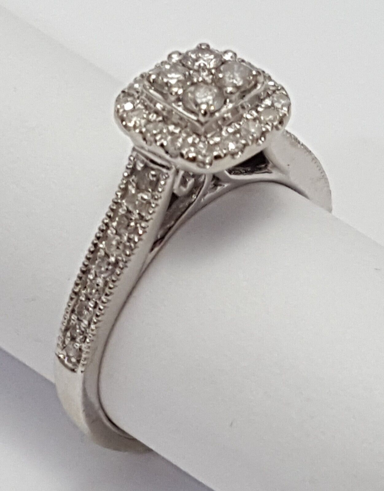 Beautiful 10K Karat Solid White Gold Designer Round Cut Diamond Engagement Ring