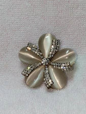 Flower Rhinestone Brooch 4cm Elegant Jewelry  Excellent Condition Duty Paid or R