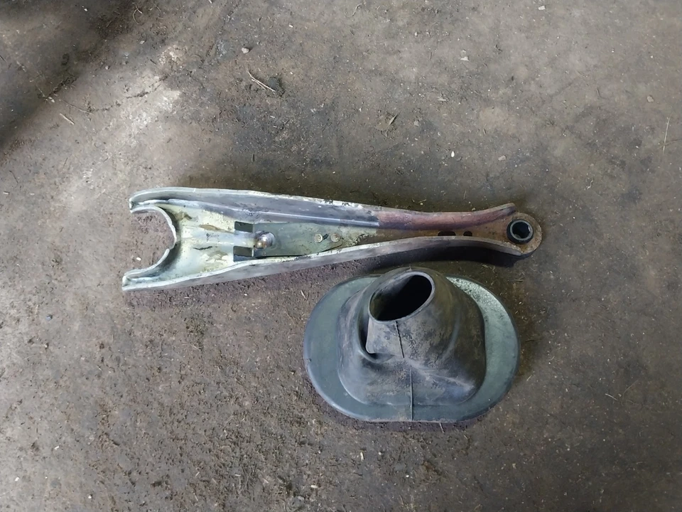 Clutch Fork & Boot 81-87 Dodge B150,B250,B350,D150,D250,Ramcharger,W150,W250 B - Image 2 of 2