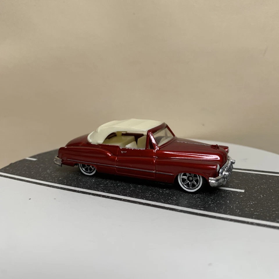 CUSTOM Yatming #8904 1950 Buick Roadmaster conversível vermelho escuro com parte superior branca  - Imagem 2 de 4