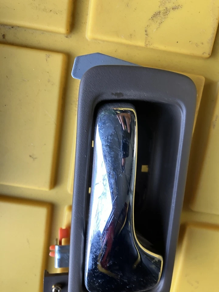 Оригинальная желтовато-коричневая хромированная ручка внутренней двери для правой задней пассажирской двери 1999 Acura RL - Изображение 2 из 4