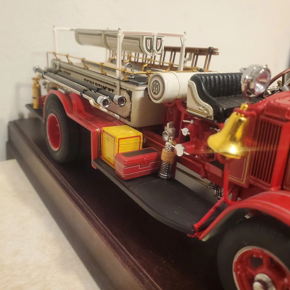 Camión de bomberos bomba rotativa Mack AC 1926 sin caja (con soporte, un poco polvoriento)  Foto 2 de 4