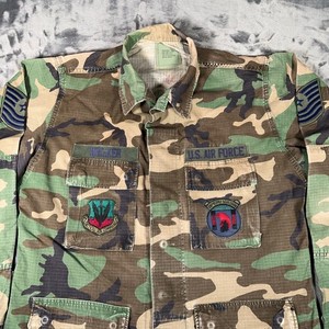 Vintage US Air Force Woodland BDU Jacket Medium Regular Named Patched 90s