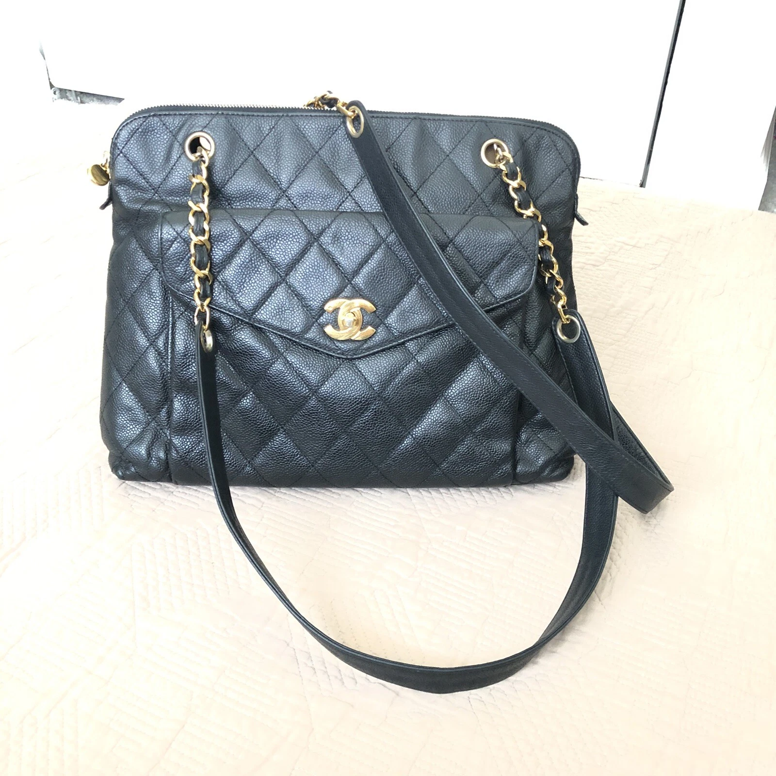 Borsa a tracolla Chanel pelle di caviale trapuntata taglia grande tono oro ferramenta