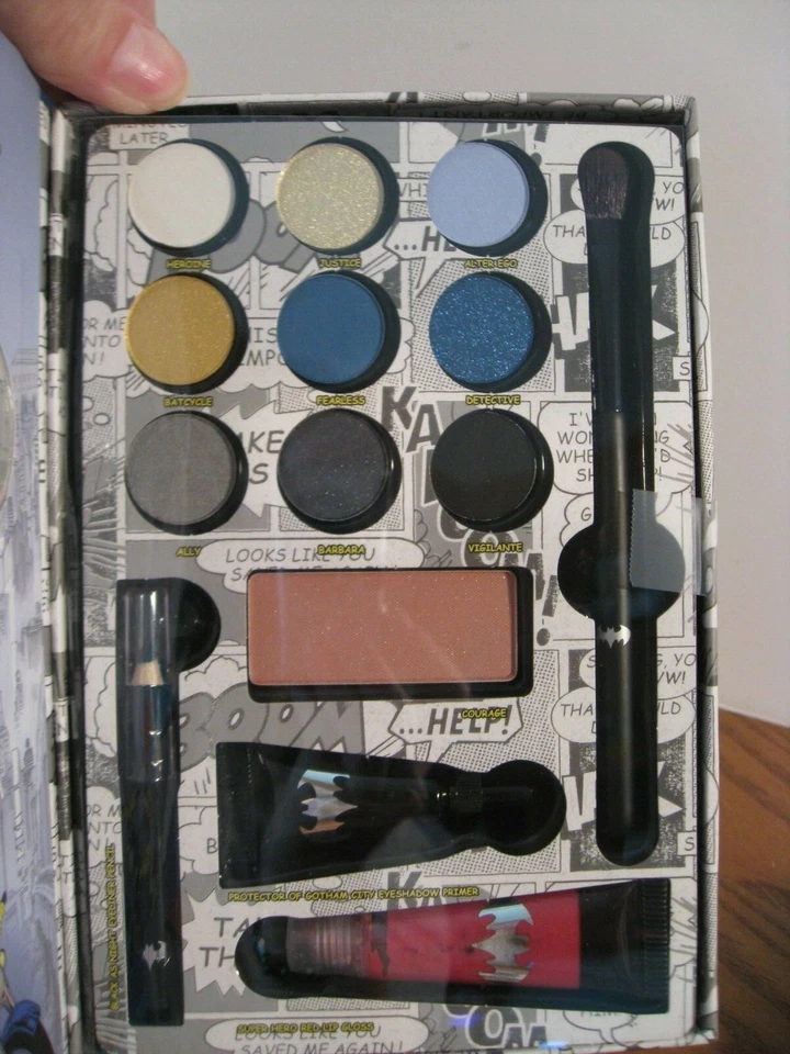Batgirl - Beauty Book - Eyeshadow, Eyeliner, Blush, Primer, Lip Gloss -  2016 - Image 3 of 4