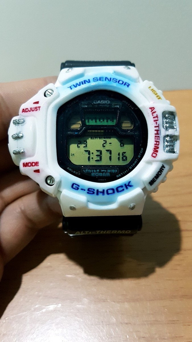 CASIO G-SHOCK DW-6700 TWIN SENSOR 本体 Vintage G-Shock Pilot Skyforce DW-6700 Customized White Short Band