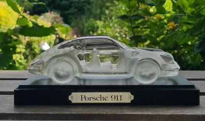 Oldtimer 1987 Hofbauer Kristall Porsche 911 auf original Holzvitrinensockel