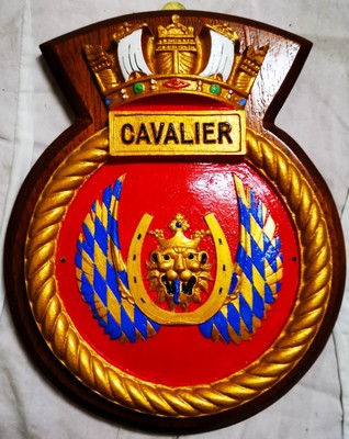 HMS Cavalier - Schiffsabzeichen - handbemaltes Fiberglas, massive Mahagonimontierung, 904g