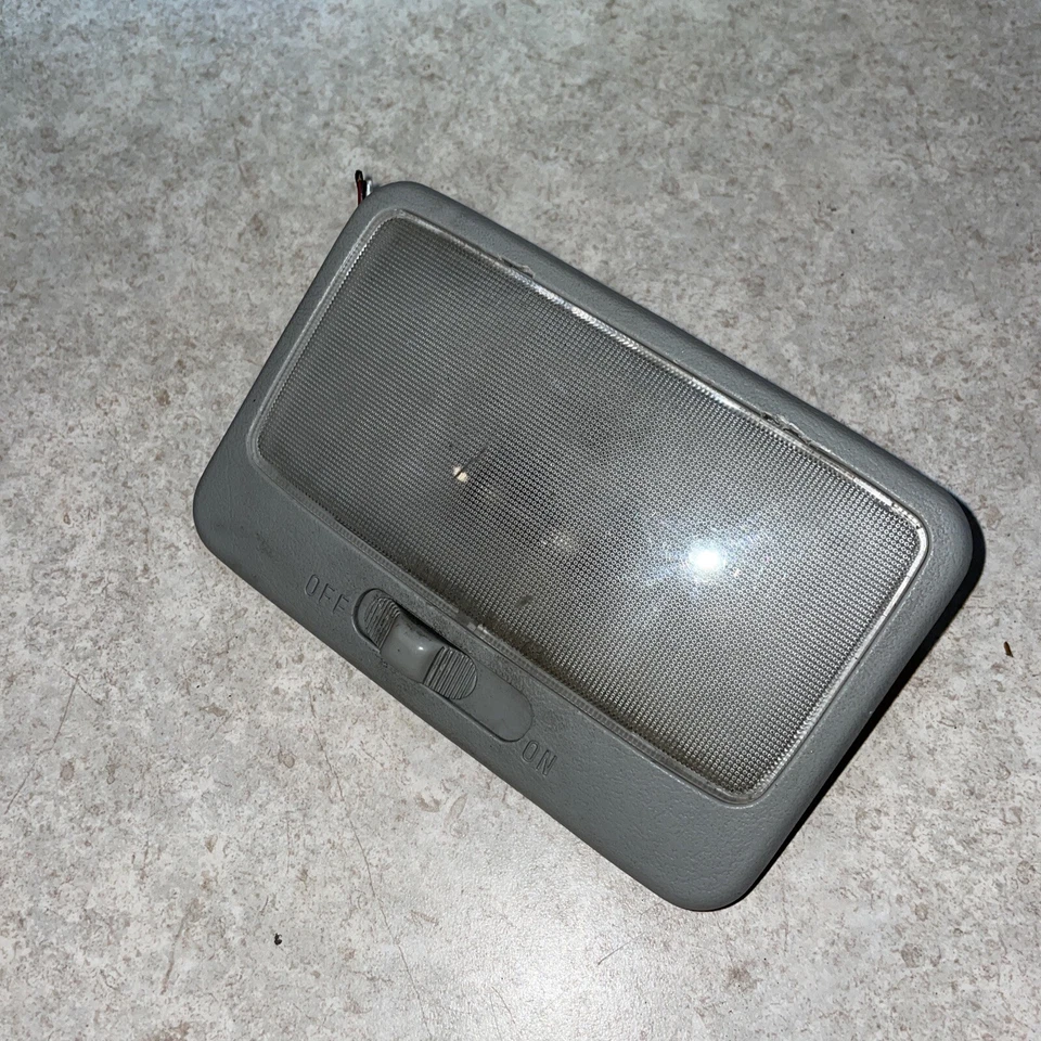 GEO TRACKER VITARA 2000 2001 LUZ DOMO LÁMPARA CONSOLA SUPERIOR TECHO TRASERO GRIS Foto 2 de 4