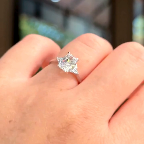 Anillo de compromiso de diamantes de corte radiante cultivado en laboratorio IGI 1,50 quilates de oro blanco de 14 k - Vídeo 1 de 1