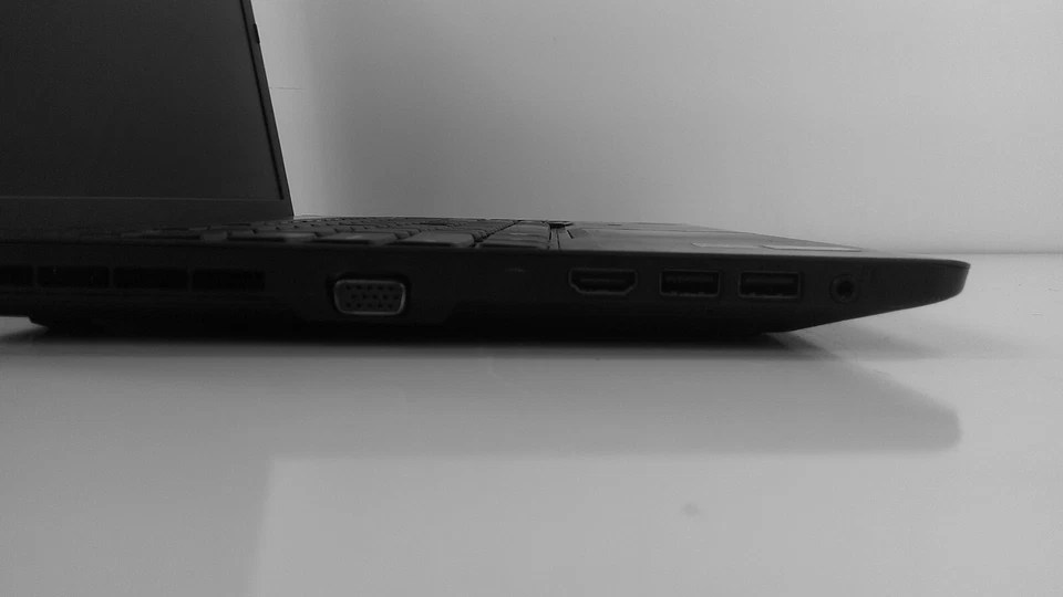 Lenovo ThinkPad Edge E531 i3-4000M 2.4 GHz 4GB RAM 500GB HDD Barebones Laptop - Image 4 of 4