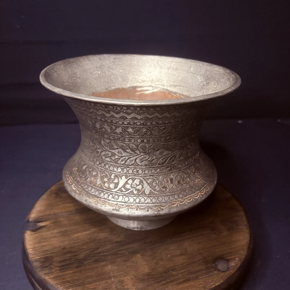 Recipiente de cobre martillado a mano flores islámicas caligrafía estañado era Qajar 1800s Foto 4 de 4