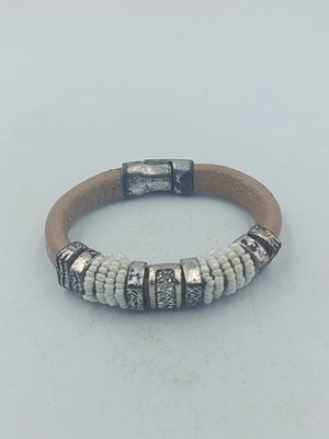 Handgefertigtes Armband aus Leder mit Metall und Glasperlen
