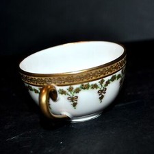 LIMOGES Tasse à café en porcelaine guirlande et or "Porcelaine Limousine" 1930