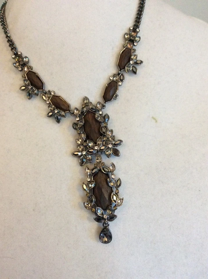 Collar Givenchy tono hemitato y madera oscura 214B $195 Foto 2 de 4