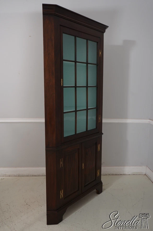 66203: Gabinete de esquina de caoba HENKEL HARRIS Virginia Galleries Foto 2 de 4