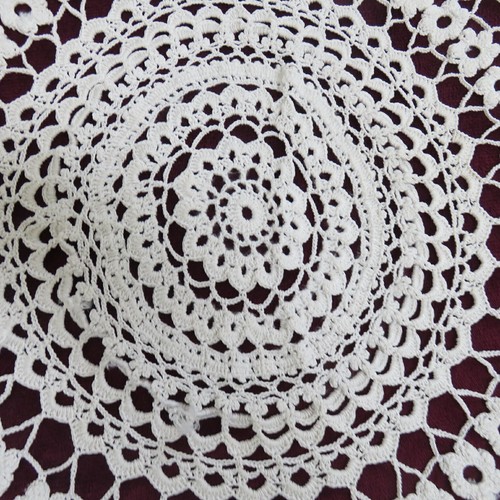 VINTAGE HAND MADE WHITE DOILY STYLE DRAPEY HEAVY ROUND TABLECLOTH EMBROIDERY - Picture 5 of 11