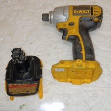 DEWALT DC825 18V ,20v 1/4in Cordless Keyless Impact Driver 0-2400 RPM + Adapter