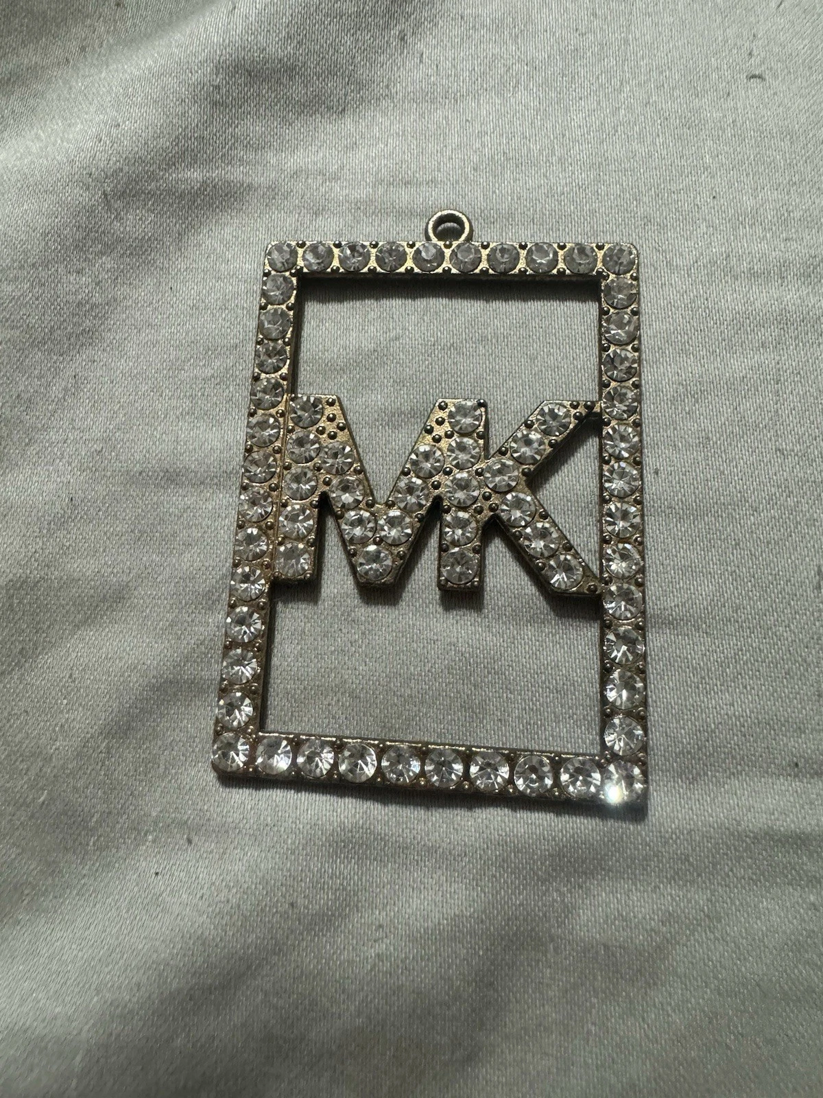 Ciondolo Michael Kors tono oro cristallo circondato aperto quadrato logo charm regalo