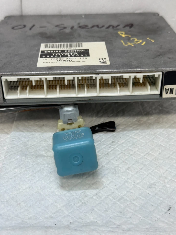 2001 TOYOTA SIENNA MÓDULO DE CONTROLE DE MOTOR CÉREBRO 89661-08061 FABRICANTE DE EQUIPAMENTO ORIGINAL (R-43/1) - Imagem 3 de 4