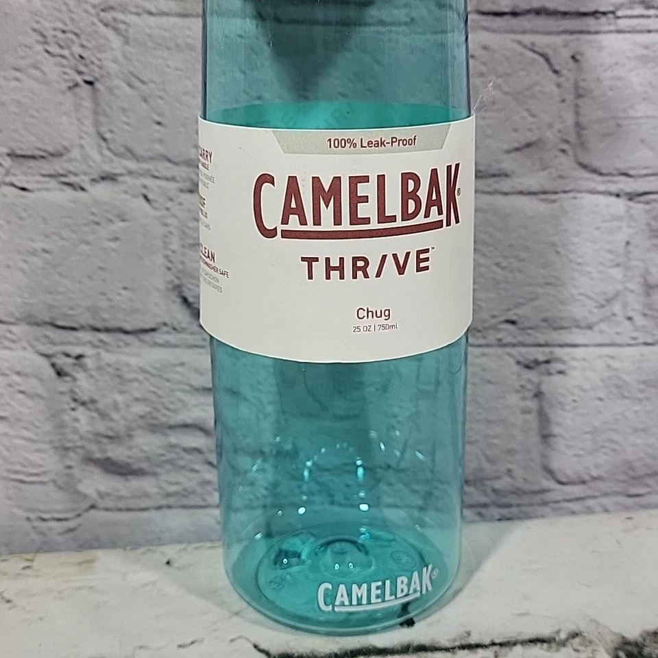 Garrafa de água CamelBak Thrive Chug Tritan Renew 25 oz em azul enseada à prova de vazamento nova - Imagem 2 de 4