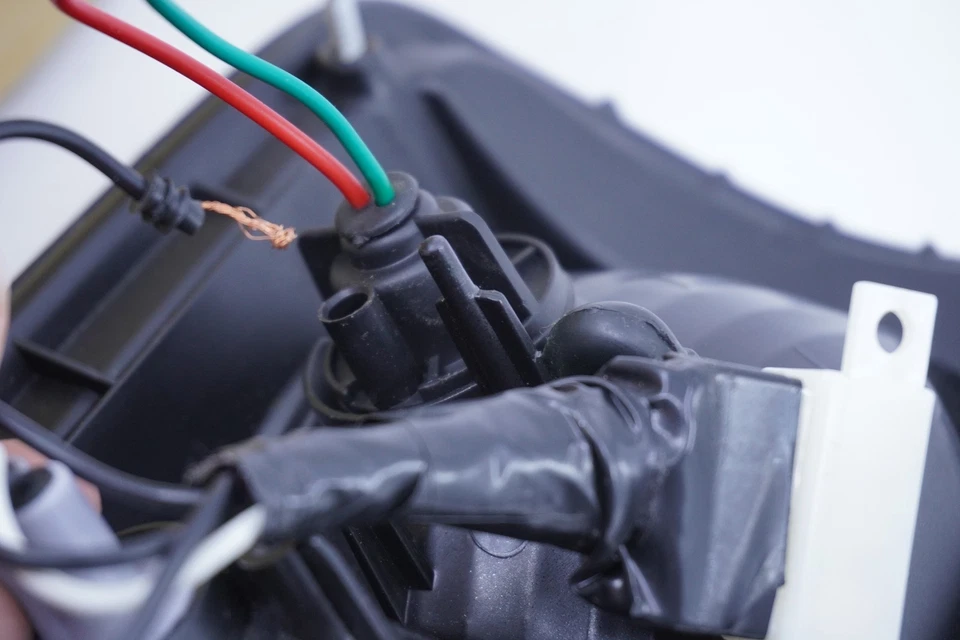 2001-2004 TOYOTA TACOMA Tail Light Tail Lamp Left TYC 11-5536-00-1N - Image 3 of 4