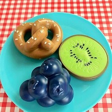 FISHER PRICE FUN FOOD TIKES HEALTHY FOOD BERRY PRETZEL KIWI PLATE ALL NEW