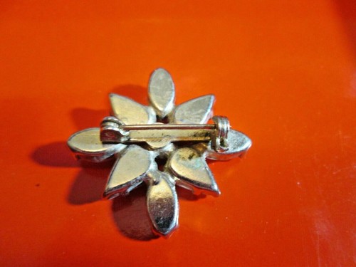 Vintage Glass Beaded White With Red Flower Shape Pin Brooch - Picture 2 of 9