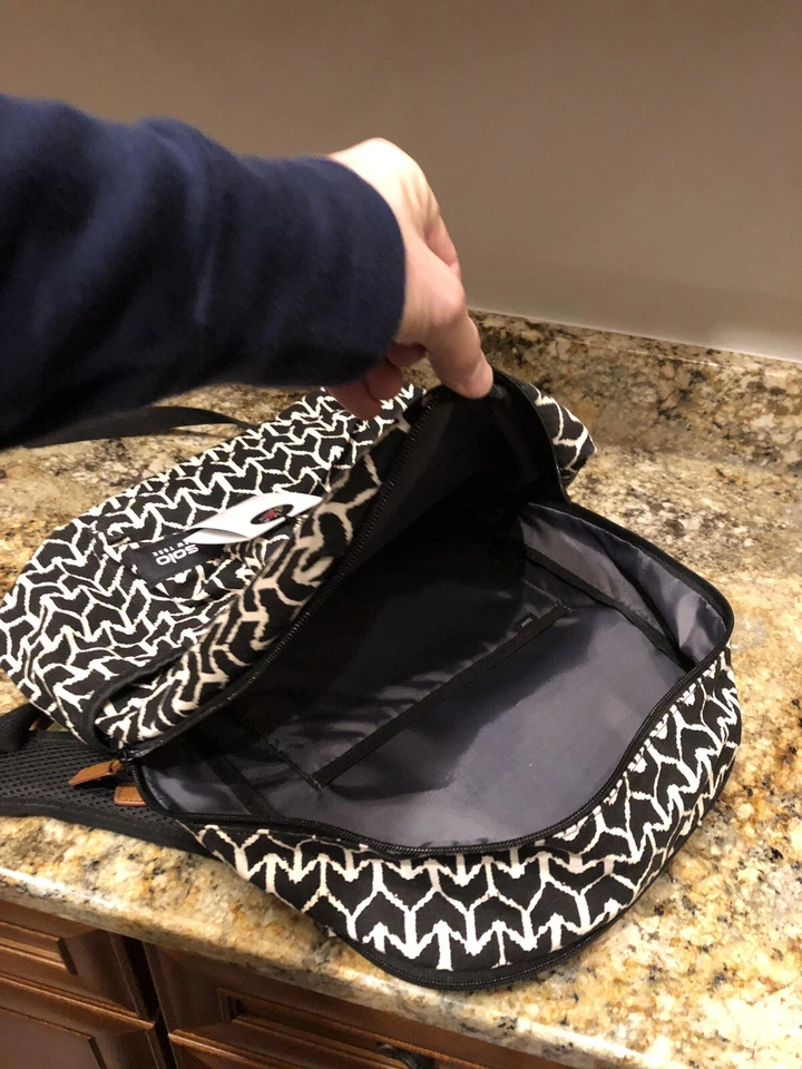 Laptop Solo New York trasera negra con rayas beige Foto 4 de 4