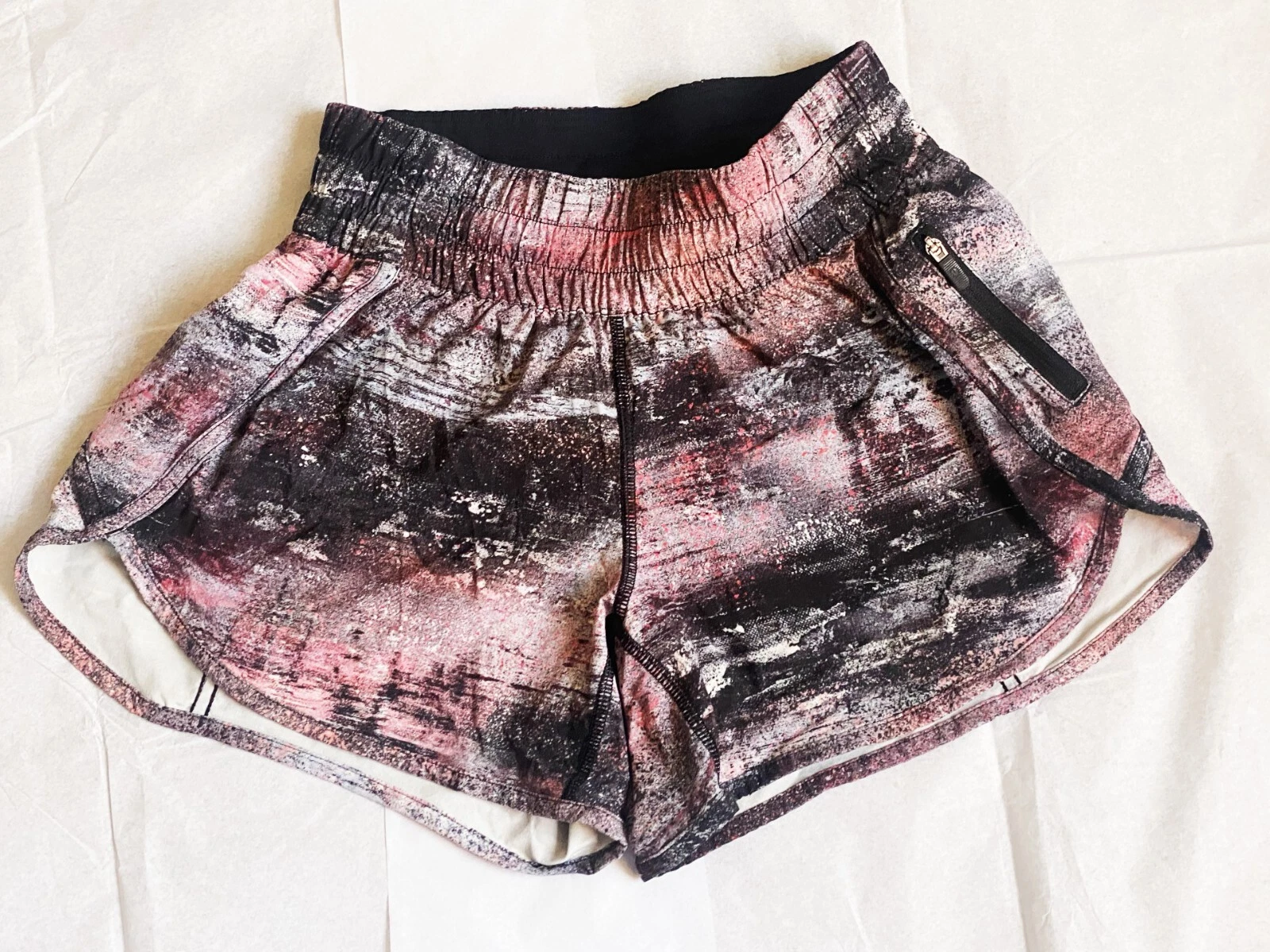 LULULEMON MULTICOLOR ABSTRACT PRINT MID-RISE RUNNING SHORTS SIZE: 4
Opens in a new window or tab