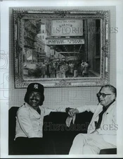 1982 Press Photo Paul Clemens and Tony Orlando with painting - mja79007