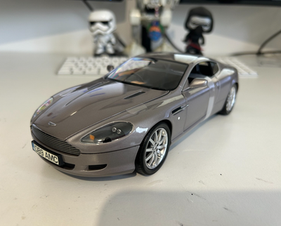 Aston Martin DB9 2004 Minichamps 1:18 Diecast Model Car, Grey
