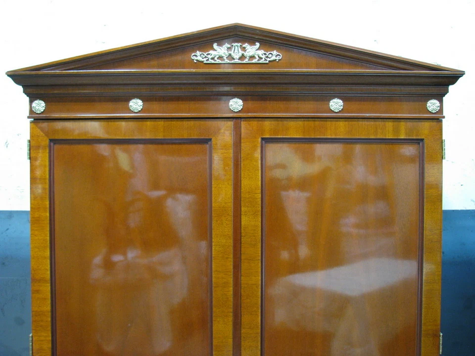 Armario de caoba neoclásico Kindel Furniture con varilla colgante; detalles dorados en la pata Foto 4 de 4