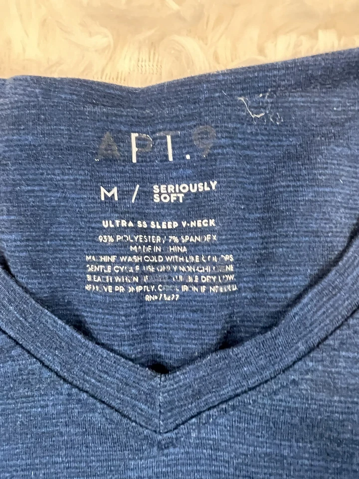 Apt. Camiseta deportiva 9 Seriously Soft cuello en V ropa deportiva para hombre talla mediana Foto 3 de 4